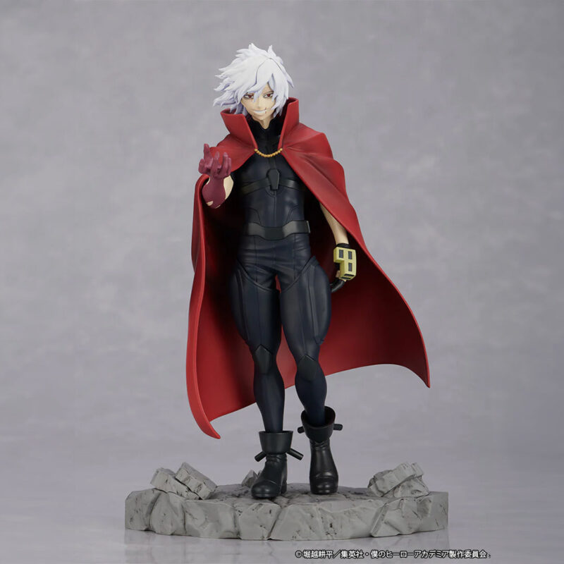 Vue 3/4 de face à mi-distance de la figurine de Tomura Shigaraki de My Hero Academia en tenue noire avec une cape rouge, main gauche étendue.