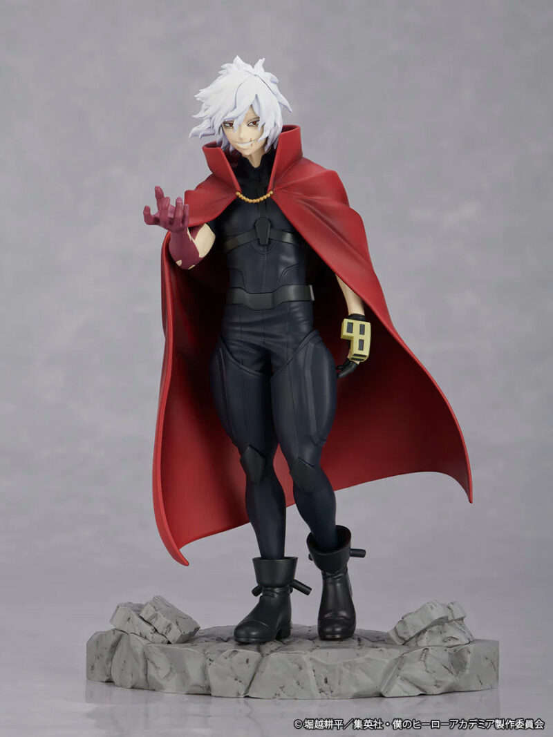 Vue de face en plan complet de la figurine de Tomura Shigaraki de My Hero Academia en tenue sombre avec une cape rouge, main étendue vers l'avant.