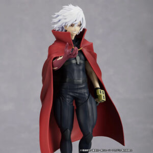 Vue 3/4 de face à mi-distance de la figurine en costume noir avec une cape rouge, bras légèrement étendu, expression confiante.