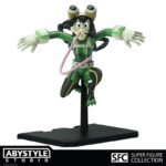 Vue 3/4 de face à mi-distance de la figurine Tsuyu Asui de My Hero Academia en costume de héros vert et noir, avec langue rose étendue.