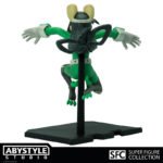 Vue 3/4 arrière à mi-distance de la figurine Tsuyu Asui de My Hero Academia en costume de héros vert et noir, avec un support.