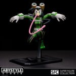 Vue 3/4 de face à mi-distance de la figurine de Tsuyu Asui de My Hero Academia en costume de héros, avec langue allongée.