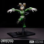 Vue 3/4 de face à mi-distance de la figurine Tsuyu Asui de My Hero Academia en uniforme de héros vert, avec des yeux de grenouille.