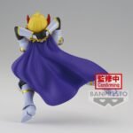 Vue 3/4 arrière à mi-distance de la figurine de Yuga Aoyama de My Hero Academia en costume de héros, avec une cape violette.