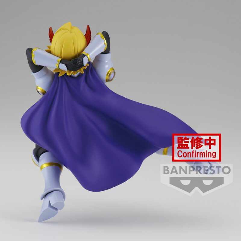 Vue 3/4 arrière à mi-distance de la figurine de Yuga Aoyama de My Hero Academia en costume de héros, avec une cape violette.