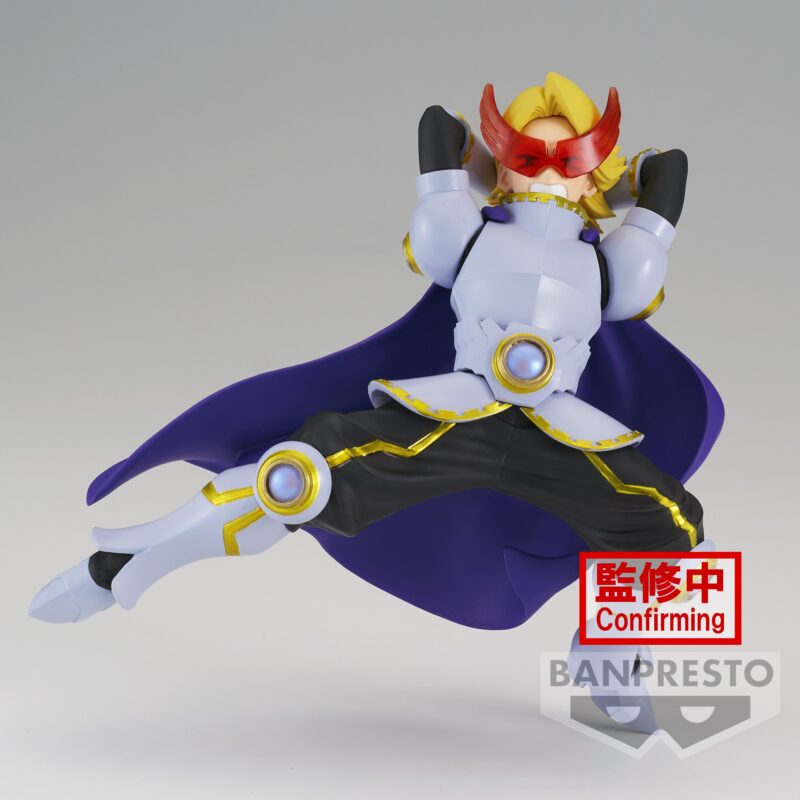 Vue 3/4 de face à mi-distance de la figurine de Yuga Aoyama de My Hero Academia en tenue d'armure blanche avec cape violette et masque rouge.