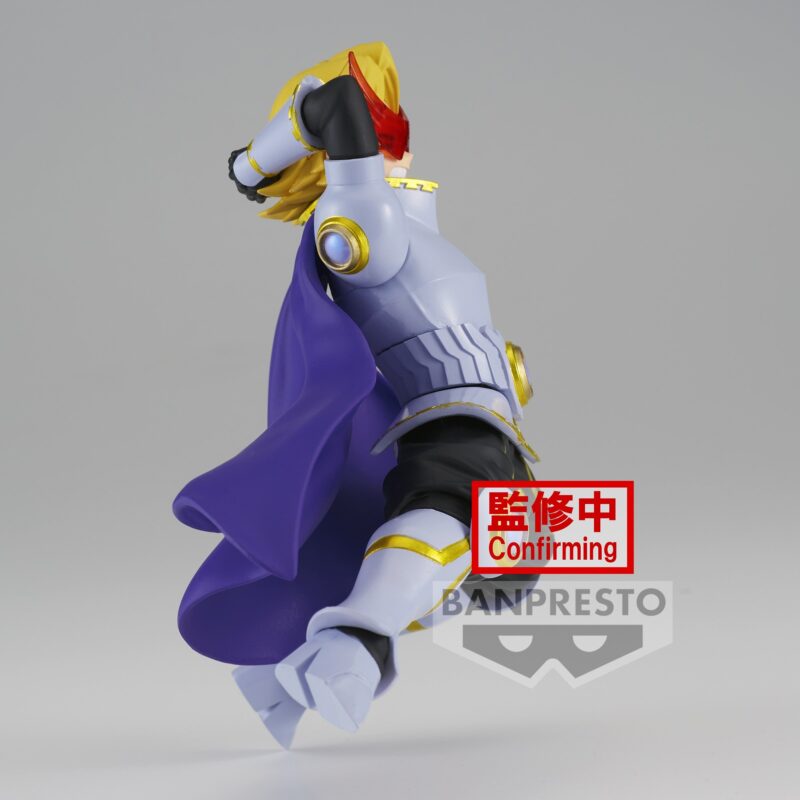 Vue 3/4 de face à mi-distance de la figurine de Yuga Aoyama de My Hero Academia en costume de héros, tenant une cape violette.