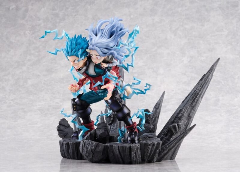 Vue 3/4 de face à mi-distance de la figurine de Izuku Midoriya et Eri de My Hero Academia en costume de héros, entourés d'effets électriques.