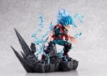 Vue 3/4 de face à mi-distance de la figurine d'Izuku Midoriya de My Hero Academia en costume de héros, avec des effets de foudre bleue autour.