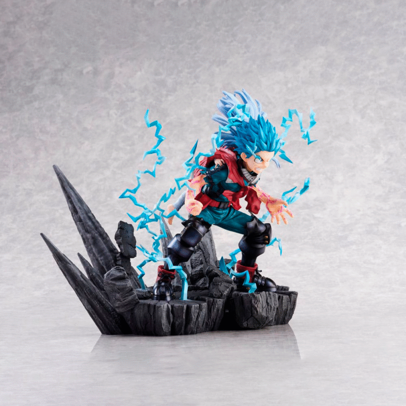 Vue 3/4 de face à mi-distance de la figurine d'Izuku Midoriya de My Hero Academia en costume de héros, avec des effets d'éclair bleus.