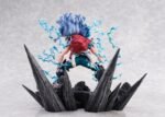 Vue 3/4 arrière à mi-distance de la figurine d'Izuku Midoriya de My Hero Academia en costume de héros, avec effets d'électricité sur une base rocheuse.