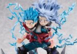 Vue 3/4 de face à mi-distance de la figurine d'Izuku Midoriya et Eri de My Hero Academia en costume de héros et vêtements décontractés, avec des expressions déterminées et nerveuses.
