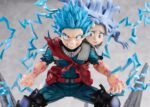 Vue de face à mi-distance de la figurine d'Izuku Midoriya de My Hero Academia en costume de héros, avec effets électriques bleus autour.