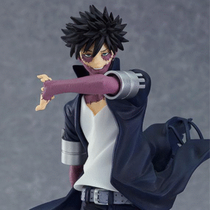 Vue 3/4 de face à mi-distance de la figurine de Dabi de My Hero Academia en manteau noir, bras droit tendu.