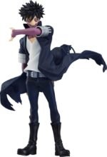 Vue 3/4 de face à mi-distance de la figurine de Dabi de My Hero Academia en manteau noir, bras tendu.