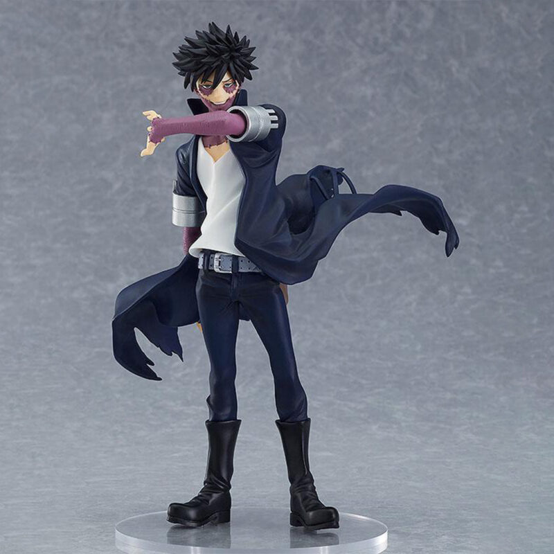 Vue 3/4 de face à mi-distance de la figurine  de Dabi de My Hero Academia en manteau noir, bras étendu.