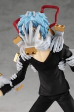 Vue 3/4 de face à pleine distance de la figurine  de Tomura Shigaraki de My Hero Academia en tenue noire, avec plusieurs mains désincarnées.