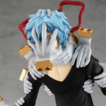 Vue 3/4 de face à mi-distance de la figurine de Tomura Shigaraki de My Hero Academia, en tenue noire, avec des mains autour de la tête.