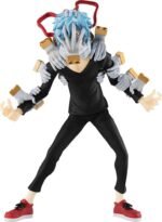 Vue 3/4 de face à mi-distance de la figurine  de Tomura Shigaraki de My Hero Academia en t-shirt noir, avec des mains désincarnées.