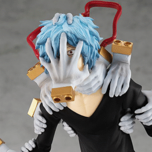 Vue 3/4 de face à mi-distance de la figurine de Tomura Shigaraki de My Hero Academia, en tenue noire, avec des mains autour de la tête.
