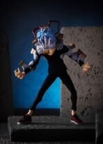 Vue 3/4 de face à mi-distance de la figurine  de Tomura Shigaraki de My Hero Academia en t-shirt noir, avec plusieurs mains décadentes visibles.