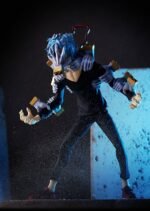Vue 3/4 de face à mi-distance de la figurine  de Tomura Shigaraki de My Hero Academia, en t-shirt noir, avec plusieurs mains en arrière-plan.