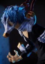 Vue 3/4 de face à mi-distance de la figurine  de Tomura Shigaraki de My Hero Academia en tenue sombre, avec des mains émergentes derrière lui.