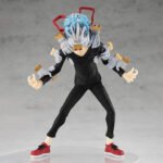 Vue 3/4 de face à mi-distance de la figurine  de Tomura Shigaraki de My Hero Academia en tenue noire, avec plusieurs mains grises.