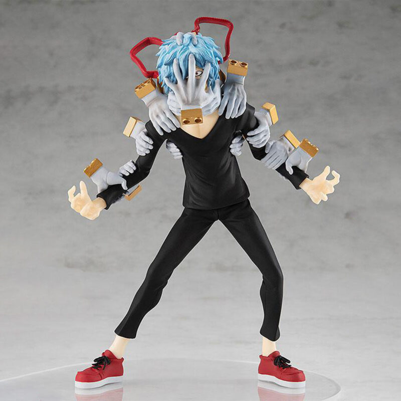 Vue 3/4 de face à mi-distance de la figurine  de Tomura Shigaraki de My Hero Academia en tenue noire, avec plusieurs mains grises.
