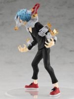 Vue 3/4 de face à mi-distance de la figurine  de Tomura Shigaraki de My Hero Academia, en tenue noire, avec plusieurs bras et un bloc doré.