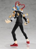 Vue 3/4 de dos à distance complète de la figurine  de Tomura Shigaraki de My Hero Academia en tenue tactique, avec des mains flottantes autour.