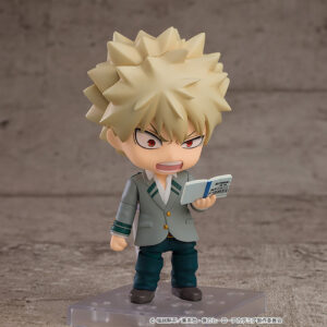 Vue 3/4 de face à mi-distance de la figurine Nendoroid de Katsuki Bakugo de My Hero Academia en uniforme scolaire, tenant un livre.