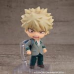 Vue de face à mi-distance de la figurine Nendoroid de Katsuki Bakugo de My Hero Academia en uniforme scolaire, avec un sac à dos.