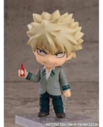 Vue 3/4 de face à mi-distance de la figurine Nendoroid de Katsuki Bakugo de My Hero Academia en uniforme scolaire, tenant un petit objet rouge.