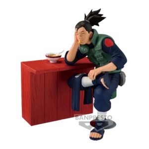 Figurine de Naruto assis sur un tabouret avec Iruka au comptoir, savourant des ramen dans le restaurant Ichiraku.