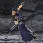 Figurine articulée d'Obito avec des détails précis, posant de manière dynamique avec un éventail.