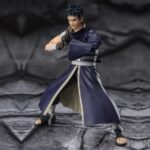 Figurine articulée d'Obito avec des détails précis, posant de manière dynamique avec un éventail.