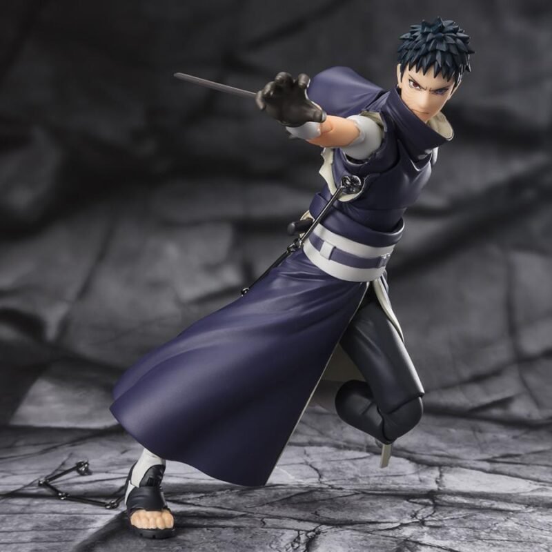 Figurine articulée d'Obito avec des détails précis, posant de manière dynamique avec un éventail.