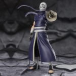 Figurine articulée d'Obito avec des détails précis, posant de manière dynamique avec un éventail.