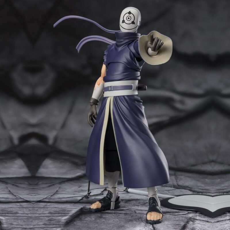 Figurine articulée d'Obito avec des détails précis, posant de manière dynamique avec un éventail.
