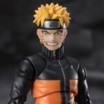 Figurine articulée d'Obito avec des détails précis, posant de manière dynamique avec un éventail.
