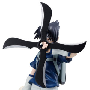 Figurine de Sasuke Uchiha tenant un shuriken, avec un socle vert et des effets de fumée.