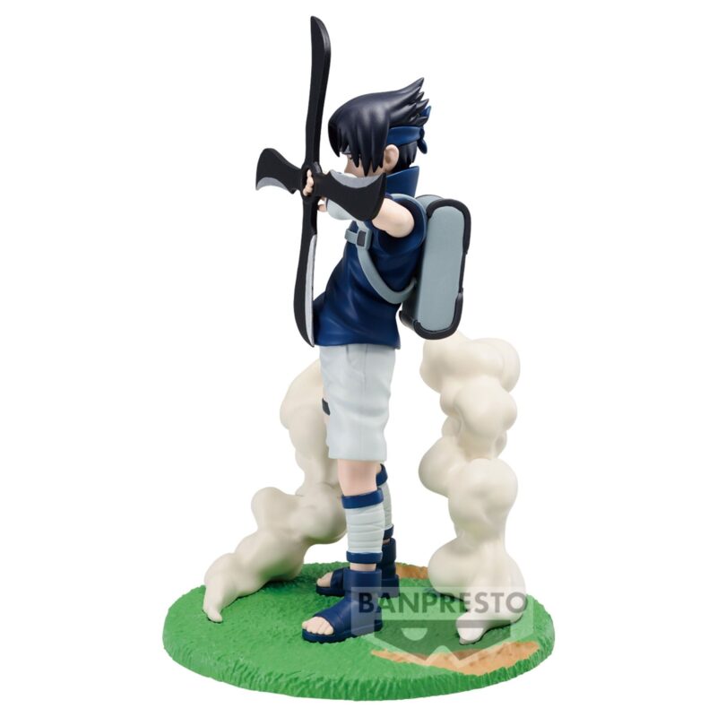 Figurine de Sasuke Uchiha tenant un shuriken, avec un socle vert et des effets de fumée.