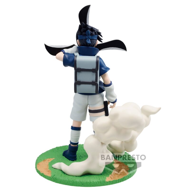 Figurine de Sasuke Uchiha tenant un shuriken, avec un socle vert et des effets de fumée.