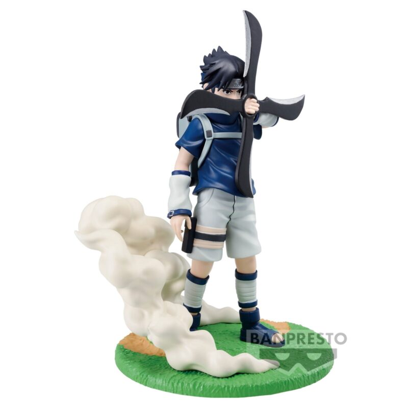 Figurine de Sasuke Uchiha tenant un shuriken, avec un socle vert et des effets de fumée.