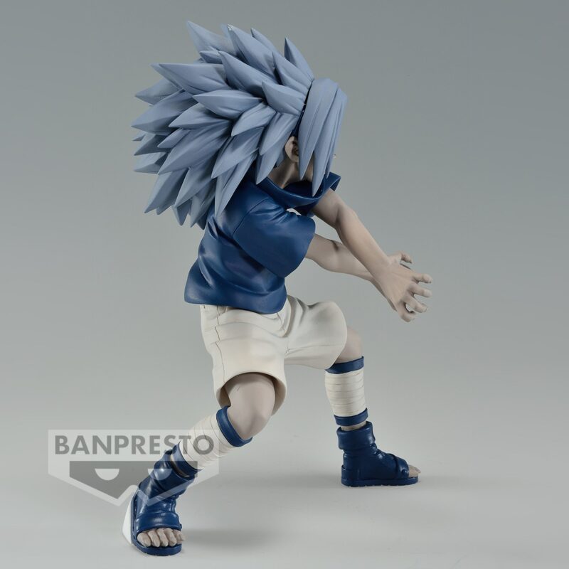 Figurine de Sasuke Uchiha dans une pose dynamique, montrant des détails sculptés avec une aura sombre.