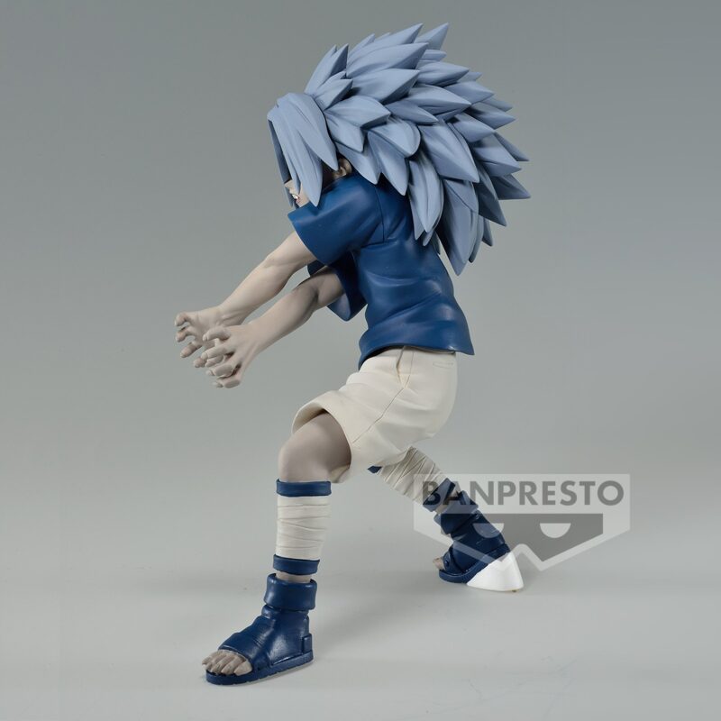 Figurine de Sasuke Uchiha dans une pose dynamique, montrant des détails sculptés avec une aura sombre.