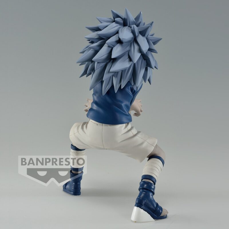 Figurine de Sasuke Uchiha dans une pose dynamique, montrant des détails sculptés avec une aura sombre.