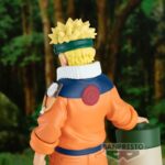 Figurine de Naruto Uzumaki avec lunettes de protection et rouleau des techniques interdites sur un socle bleu ciel.