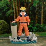 Figurine de Naruto Uzumaki avec lunettes de protection et rouleau des techniques interdites sur un socle bleu ciel.
